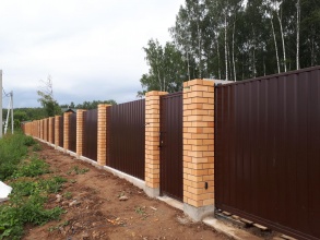 Кирпичный забор на ленточном фундаменте 12 метров фото в Котельниках