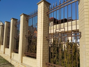 Кирпичный забор с ковкой  10 метров фото в Котельниках