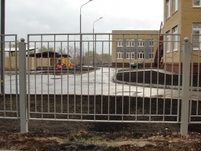 Сварные заборы с бетонированием столбов 10 метров фото недорого